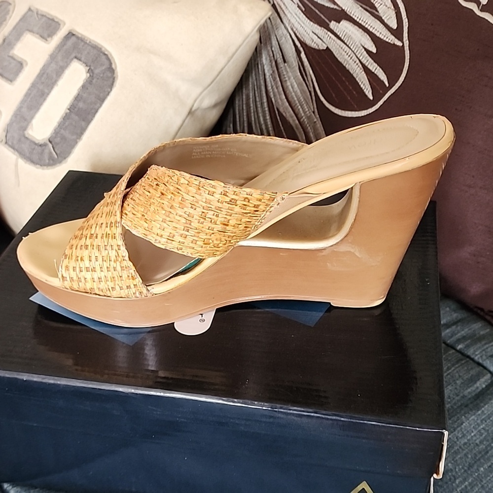 Womens Andrew Geller Wedge Rattan Shoes 8